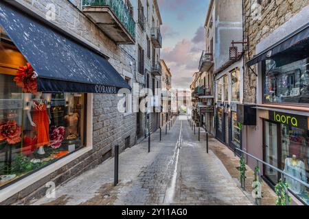 Une rue déserte le matin dans la citadelle de Porto Vecchio, Corse-du-Sud, Corse, France Banque D'Images