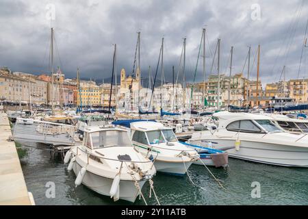 Voiliers et bateaux à moteur amarrés dans le port touristique de Bastia, en arrière-plan l'église et les bâtiments surplombant le port. Bastia, haute-Corse, haute-Corse, France Banque D'Images