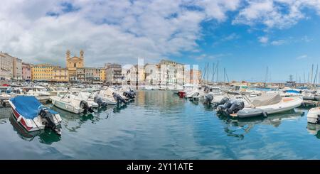 Vue panoramique sur les bâtiments surplombant le vieux port de Bastia avec l'église Saint Jean Baptiste. Bastia, haute-Corse, haute-Corse, France Banque D'Images