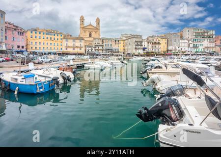 Vue sur les bâtiments surplombant le vieux port de Bastia, au centre l'église Saint Jean Baptiste. Bastia, haute-Corse, haute-Corse, France Banque D'Images