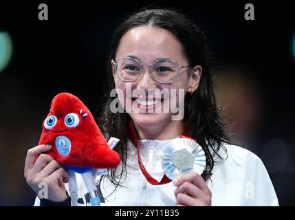 Alice Tai, la Grande-Bretagne, célèbre avec la médaille d'argent après la finale du 400 m libre S8 féminin à l'arène de la Défense de Paris le septième jour des Jeux paralympiques d'été de Paris 2024. Date de la photo : mercredi 4 septembre 2024. Banque D'Images