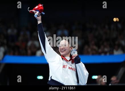 Alice Tai, la Grande-Bretagne, célèbre avec la médaille d'argent après la finale du 400 m libre S8 féminin à l'arène de la Défense de Paris le septième jour des Jeux paralympiques d'été de Paris 2024. Date de la photo : mercredi 4 septembre 2024. Banque D'Images