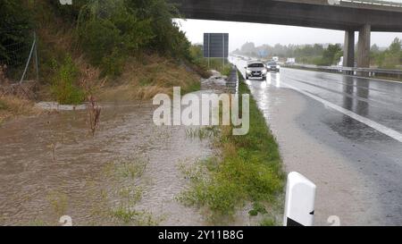 Kräftige Gewitter und Unwetter wüten seit den Nachmittagsstunden im südlichen Niedersachsen. Besonders betroffen sind die Ortschaften Hahausen, Ödishausen und Bodenstein. über 80 litres auf dem Quadratmeter ist zu viel für den Boden. Hinzu kommt, dass viele Felder abgeerntet sind. Schlamm ergießt sich über die Straßen und Ortschaften. Vielerorts sind die Feuerwehren im Einsatz. Die Kameraden öffnen Gullys, damit das Wasser abfließen kann. Anwohner haben bereits Sandsäcke an ihren Einfahrten angebracht. Autofahrer wurden von überfluteten Straßen überrascht. DAS Wasser Stand teilweise bis zur mot Banque D'Images