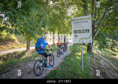 Groznjan / Grisignana, Istra, Croatie. Cyclistes le long de la Parenzana, piste cyclable de Trieste à Porec en passant par l'Istrie Banque D'Images