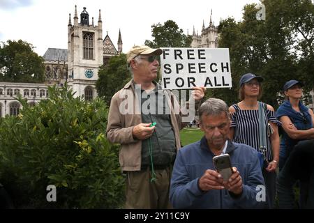 Londres, Angleterre, Royaume-Uni. 4 septembre 2024. Un manifestant tient une pancarte disant « liberté d'expression pour tous » lors du rassemblement. Les manifestants se rassemblent nés du ''mouvement˜pour la liberté'' pour manifester contre le nouveau gouvernement KIER STARMER. Ils s'opposent à l'État de surveillance, à la tentative du gouvernement de limiter les manifestations, de restreindre la liberté d'expression, aux pouvoirs de police sans entrave, aux guerres financées par l'impôt et à toutes les mesures qu'ils utilisent pour diviser et gouverner. Crédit : ZUMA Press, Inc/Alamy Live News Banque D'Images