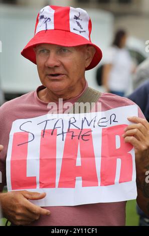 Londres, Angleterre, Royaume-Uni. 4 septembre 2024. Un manifestant tient une pancarte disant « Starmer le menteur » lors du rassemblement. Les manifestants se rassemblent nés du ''mouvement˜pour la liberté'' pour manifester contre le nouveau gouvernement KIER STARMER. Ils s'opposent à l'État de surveillance, à la tentative du gouvernement de limiter les manifestations, de restreindre la liberté d'expression, aux pouvoirs de police sans entrave, aux guerres financées par l'impôt et à toutes les mesures qu'ils utilisent pour diviser et gouverner. Crédit : ZUMA Press, Inc/Alamy Live News Banque D'Images