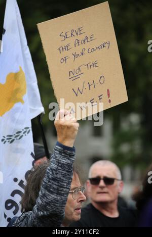 Londres, Angleterre, Royaume-Uni. 4 septembre 2024. Un manifestant tient une pancarte disant "servez le peuple de votre pays, pas l'OMS et le WEF" lors du rassemblement. Les manifestants se rassemblent nés du ''mouvement˜pour la liberté'' pour manifester contre le nouveau gouvernement KIER STARMER. Ils s'opposent à l'État de surveillance, à la tentative du gouvernement de limiter les manifestations, de restreindre la liberté d'expression, aux pouvoirs de police sans entrave, aux guerres financées par l'impôt et à toutes les mesures qu'ils utilisent pour diviser et gouverner. Crédit : ZUMA Press, Inc/Alamy Live News Banque D'Images