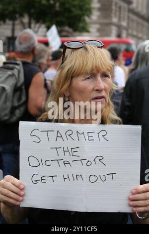 Londres, Angleterre, Royaume-Uni. 4 septembre 2024. Un manifestant tient une pancarte disant "Starmer le dictateur - sortez-le" lors du rassemblement. Les manifestants se rassemblent nés du ''mouvement˜pour la liberté'' pour manifester contre le nouveau gouvernement KIER STARMER. Ils s'opposent à l'État de surveillance, à la tentative du gouvernement de limiter les manifestations, de restreindre la liberté d'expression, aux pouvoirs de police sans entrave, aux guerres financées par l'impôt et à toutes les mesures qu'ils utilisent pour diviser et gouverner. Crédit : ZUMA Press, Inc/Alamy Live News Banque D'Images