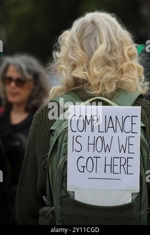 Londres, Angleterre, Royaume-Uni. 4 septembre 2024. Un manifestant tient une pancarte indiquant « la conformité est la façon dont nous sommes arrivés ici » lors du rassemblement. Les manifestants se rassemblent nés du ''mouvement˜pour la liberté'' pour manifester contre le nouveau gouvernement KIER STARMER. Ils s'opposent à l'État de surveillance, à la tentative du gouvernement de limiter les manifestations, de restreindre la liberté d'expression, aux pouvoirs de police sans entrave, aux guerres financées par l'impôt et à toutes les mesures qu'ils utilisent pour diviser et gouverner. Crédit : ZUMA Press, Inc/Alamy Live News Banque D'Images