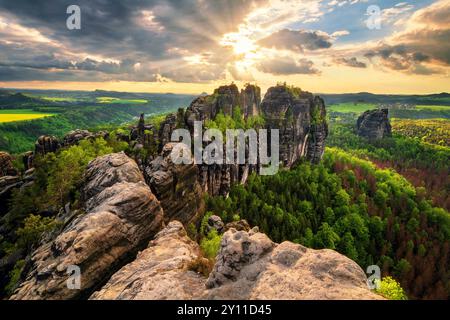 Coucher de soleil, heure dorée, soleil, forêt, Schrammsteine, Suisse saxonne, Saxe, Allemagne, Europe Banque D'Images