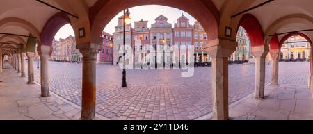 Vue panoramique de belles maisons médiévales sur la place de la mairie tôt le matin, Poznan, Pologne Banque D'Images