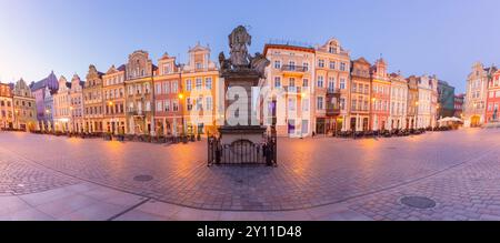 Vue panoramique de belles maisons médiévales sur la place de la mairie tôt le matin, Poznan, Pologne Banque D'Images