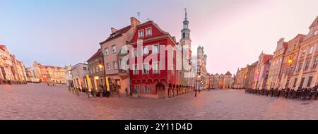 Vue panoramique de belles maisons médiévales sur la place de la mairie tôt le matin, Poznan, Pologne Banque D'Images