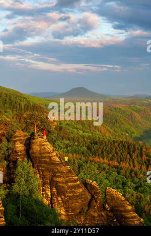 Coucher de soleil, Golden Hour, falaises, Forêt, Schrammsteine, Suisse saxonne, Saxe, Allemagne, Europe Banque D'Images