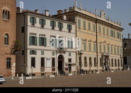 Mantoue, Italie - 19 juin 2024 - place Sordello (Piazza Sordello) avec la cathédrale Saint-Pierre, le palais épiscopal et le palais ducal (Palazzo Duca Banque D'Images