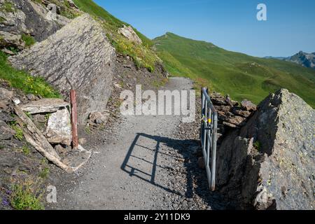 Zone d'un danger de glissement de rocher - traverser le sentier rapidement - Mannlichen à Kleine Scheidegg paysage de randonnée en Suisse Banque D'Images