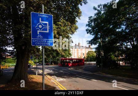 Mini rond-point nouvellement installé avec des dispositions spéciales pour les cyclistes. Suburban London, Royaume-Uni Banque D'Images