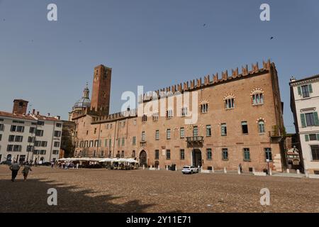 Mantoue, Italie - 19 juin 2024 - place Sordello (Piazza Sordello) avec la cathédrale Saint-Pierre, le palais épiscopal et le palais ducal (Palazzo Duca Banque D'Images