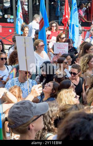 Rome, Italie. 4 septembre 2024. Un panneau avec le slogan «stabilisation précaire de l'emploi! Stop compétitions (pour créer de nouveaux classements)' est affiché lors de la manifestation des enseignants de soutien précaires devant le ministère de l'éducation et du mérite à Rome. Des enseignants de soutien temporaire et quelques parents d’élèves handicapés ont manifesté devant le Ministère de l’éducation et du mérite pour protester contre les nouvelles mesures qui seront actives à partir de cette année et qui, selon les manifestants, ne garantissent pas le droit à l’éducation et à l’inclusion des élèves handicapés. Crédit : ZUMA Press, moi Banque D'Images