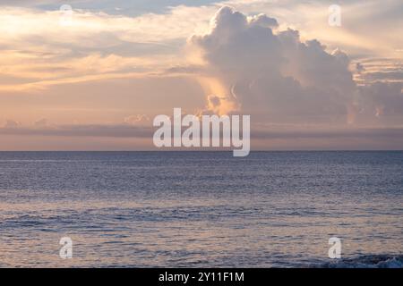 Lever de soleil sur la plage au-dessus de l'océan Atlantique dans les Outer Banks de Caroline du Nord, pris à Nags Head. Les nuages de tonnerre approchent Banque D'Images