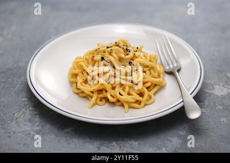 Pâtes au fromage et au poivre (tonnarelli cacio e pepe), cuisine traditionnelle de Rome, Italie Banque D'Images