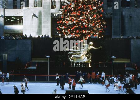 New York, New York - Circa 1959 : une vue du célèbre Rockefeller Chirstmas Tree et de la patinoire à la fin des années 1950 La photo est une numérisation de film 35 mm et peut présenter des imperfections. Banque D'Images