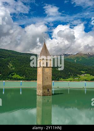 Tour de l'église d'Alt-Graun dans le lac Reschen, Vinschgau, Trentino-Tyrol du Sud, Graun, Curon Venosta, Graun im Vinschgau, Val Venosta, Vinschgau, Province de Bolzano, Haut-Adige, Tyrol du Sud, Alpes, Trentin-Tyrol du Sud, Italie, Italie Banque D'Images