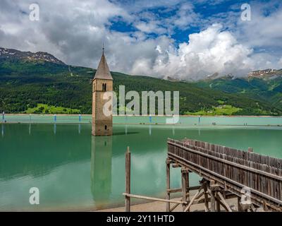 Tour de l'église d'Alt-Graun dans le lac Reschen, Vinschgau, Trentino-Tyrol du Sud, Graun, Curon Venosta, Graun im Vinschgau, Val Venosta, Vinschgau, Province de Bolzano, Haut-Adige, Tyrol du Sud, Alpes, Trentin-Tyrol du Sud, Italie, Italie Banque D'Images