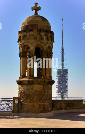 Vue sur l'église du Sacré-cœur sur le mont Tibidabo à Barcelone par une journée ensoleillée Banque D'Images