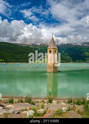 Tour de l'église d'Alt-Graun dans le lac Reschen, Vinschgau, Trentino-Tyrol du Sud, Graun, Curon Venosta, Graun im Vinschgau, Val Venosta, Vinschgau, Province de Bolzano, Haut-Adige, Tyrol du Sud, Alpes, Trentin-Tyrol du Sud, Italie, Italie Banque D'Images