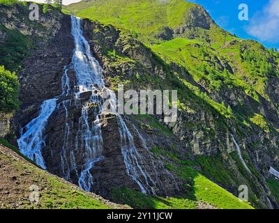 Cascade sur l'ascension de Madau à Memminger Hütte (2242m), Alpes de Lechtal, Tyrol, Autriche, sentier de randonnée longue distance E5, traversée alpine d'Oberstdorf à Merano Banque D'Images