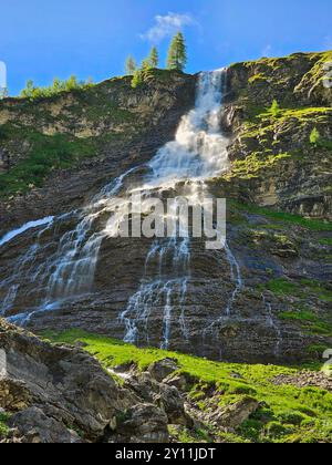 Cascade sur l'ascension de Madau à Memminger Hütte (2242m), Alpes de Lechtal, Tyrol, Autriche, sentier de randonnée longue distance E5, traversée alpine d'Oberstdorf à Merano Banque D'Images