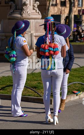 Participants au carnaval du folklore bolivien dans le centre-ville de Barcelone, Espagne Banque D'Images