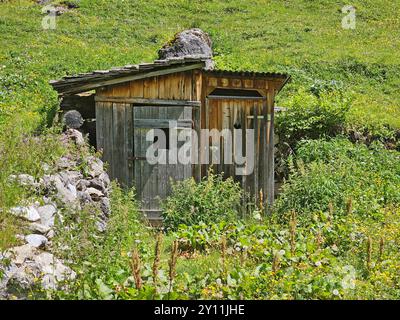 Cabane en forme de coeur à l'Obere Lochalm sur la descente de la Seescharte dans la vallée de Lochbachtal vers Zams, Alpes Inntal, Tyrol, Autriche, sentier de randonnée longue distance E5, traversée alpine d'Oberstdorf à Merano Banque D'Images