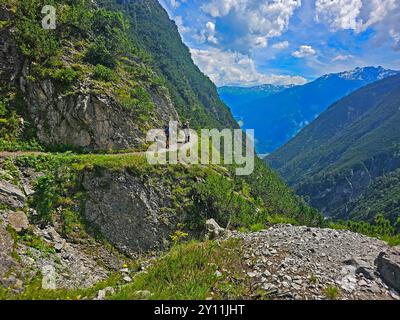 Randonneurs descendant à travers le Loch de Zammer à Zams, Tyrol, Autriche, sentier de randonnée longue distance E5, traversant les Alpes d'Oberstdorf à Meran Banque D'Images