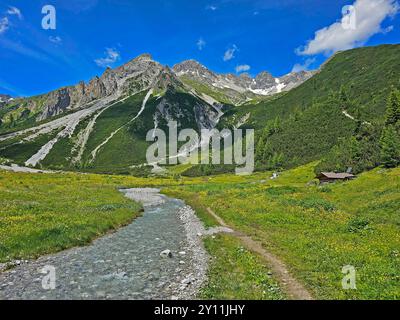 A l'Obere Lochalm sur la descente de la Seescharte dans la Lochbachtal vers Zams, Inntal Alpes, Tyrol, Autriche, sentier de randonnée longue distance E5, traversée alpine d'Oberstdorf à Merano Banque D'Images