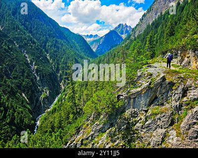 Randonneurs descendant à travers le Loch de Zammer à Zams, Tyrol, Autriche, sentier de randonnée longue distance E5, traversant les Alpes d'Oberstdorf à Meran Banque D'Images