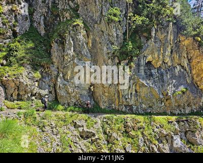 Randonneurs descendant à travers le Loch de Zammer à Zams, Tyrol, Autriche, sentier de randonnée longue distance E5, traversant les Alpes d'Oberstdorf à Meran Banque D'Images