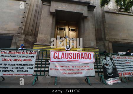 Mexico, Mexique. 04th Sep, 2024. Les étudiants membres de 'Jovenes por la Reforma' ont tenu une conférence de presse pour annoncer les résultats des mobilisations qui ont eu lieu dans les 32 états du pays tout en faisant la clôture symbolique de la Cour suprême de justice du Mexique. Le 4 septembre 2024 à Mexico (photo de Carlos Santiago/ Credit : Eyepix Group/Alamy Live News Banque D'Images