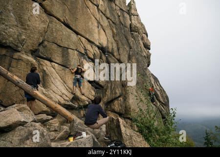 On voit des grimpeurs monter la paroi rocheuse dans le secteur de Sokolik du?y dans la région d'escalade de Sokoliki dans la voïvodie de basse-Silésie, dans le sud-ouest de la Pologne. La région d'escalade de Sokoliki (également connue sous le nom de Soko?y ou Góry Sokole) est très populaire parmi les grimpeurs. La région est située dans le sud-ouest de la Pologne, à environ 15 km de la ville de Jelenia Góra. Pendant la saison chaude, les grimpeurs de Pologne et de l'étranger visitent la région pour gravir les rochers de granit. Banque D'Images