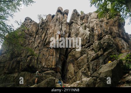 Sokoliki, Pologne. 31 août 2024. On voit des grimpeurs monter la paroi rocheuse dans le secteur de Sukiennice, avec un grimpeur solo libre visible sur la droite, dans la région d'escalade de Sokoliki dans la basse-Silésie Voïvodie, dans le sud-ouest de la Pologne. La région d'escalade de Sokoliki (également connue sous le nom de Soko?y ou GÃ³ry Sokole) est très populaire parmi les grimpeurs. La région est située dans le sud-ouest de la Pologne, à environ 15 km de la ville de Jelenia GÃ³ra. Pendant la saison chaude, les grimpeurs de Pologne et de l'étranger visitent la région pour gravir les rochers de granit. (Crédit image : © Volha Shukaila/SOPA images via ZUMA Pres Banque D'Images