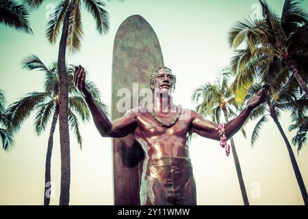 Waikiki, Honolulu, Oahu, Hawaï. Duke Kahanamoku Statue az Waikiki plage. 21 juin 2023 Banque D'Images