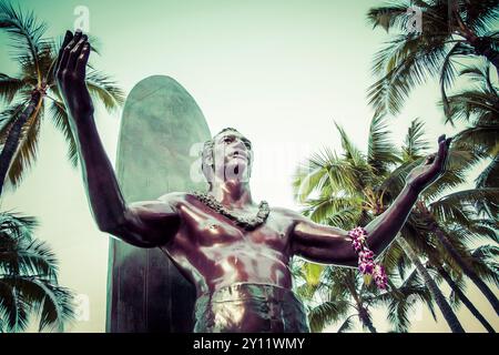 Waikiki, Honolulu, Oahu, Hawaï. Duke Kahanamoku Statue az Waikiki plage. 21 juin 2023 Banque D'Images