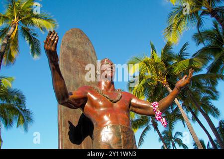 Waikiki, Honolulu, Oahu, Hawaï. Duke Kahanamoku Statue az Waikiki plage. 21 juin 2023 Banque D'Images