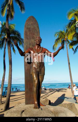 Waikiki, Honolulu, Oahu, Hawaï. Duke Kahanamoku Statue az Waikiki plage. 21 juin 2023 Banque D'Images