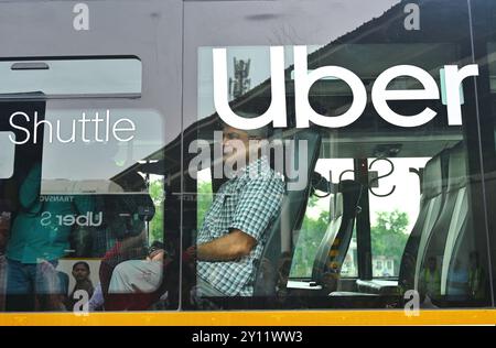 New Delhi, Inde. 04th Sep, 2024. NEW DELHI, INDE - 4 SEPTEMBRE : le ministre des Transports de Delhi, Kailash Gahlot, lors de l'inspection de la navette Uber Premium au dépôt Rajghat, le 4 septembre 2024 à New Delhi, Inde. (Photo de Vipin Kumar/Hindustan Times/Sipa USA) crédit : Sipa USA/Alamy Live News Banque D'Images