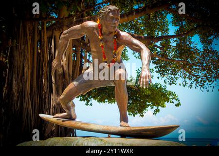 Waikiki, Honolulu, Oahu, Hawaï, États-Unis . Statue de surfeur sur la plage de Waikiki. 21 juin 2023 Banque D'Images