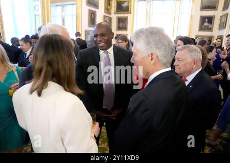 Le ministre des Affaires étrangères David Lammy (au centre) s'entretient avec des invités alors qu'il organise la réception du 75e anniversaire du Commonwealth à Lancaster House, à Londres. Date de la photo : mercredi 4 septembre 2024. Banque D'Images
