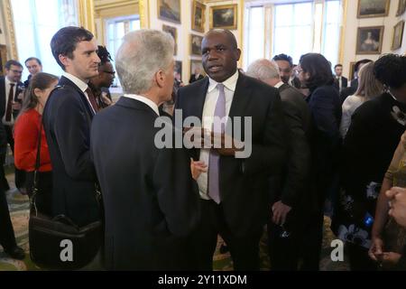 Le ministre des Affaires étrangères David Lammy (au centre) s'entretient avec des invités alors qu'il organise la réception du 75e anniversaire du Commonwealth à Lancaster House, à Londres. Date de la photo : mercredi 4 septembre 2024. Banque D'Images