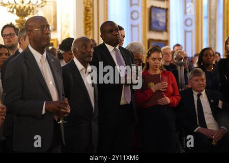 Le ministre des Affaires étrangères David Lammy (au centre) se tient avec des invités lors de la réception du 75e anniversaire du Commonwealth à Lancaster House, Londres. Date de la photo : mercredi 4 septembre 2024. Banque D'Images